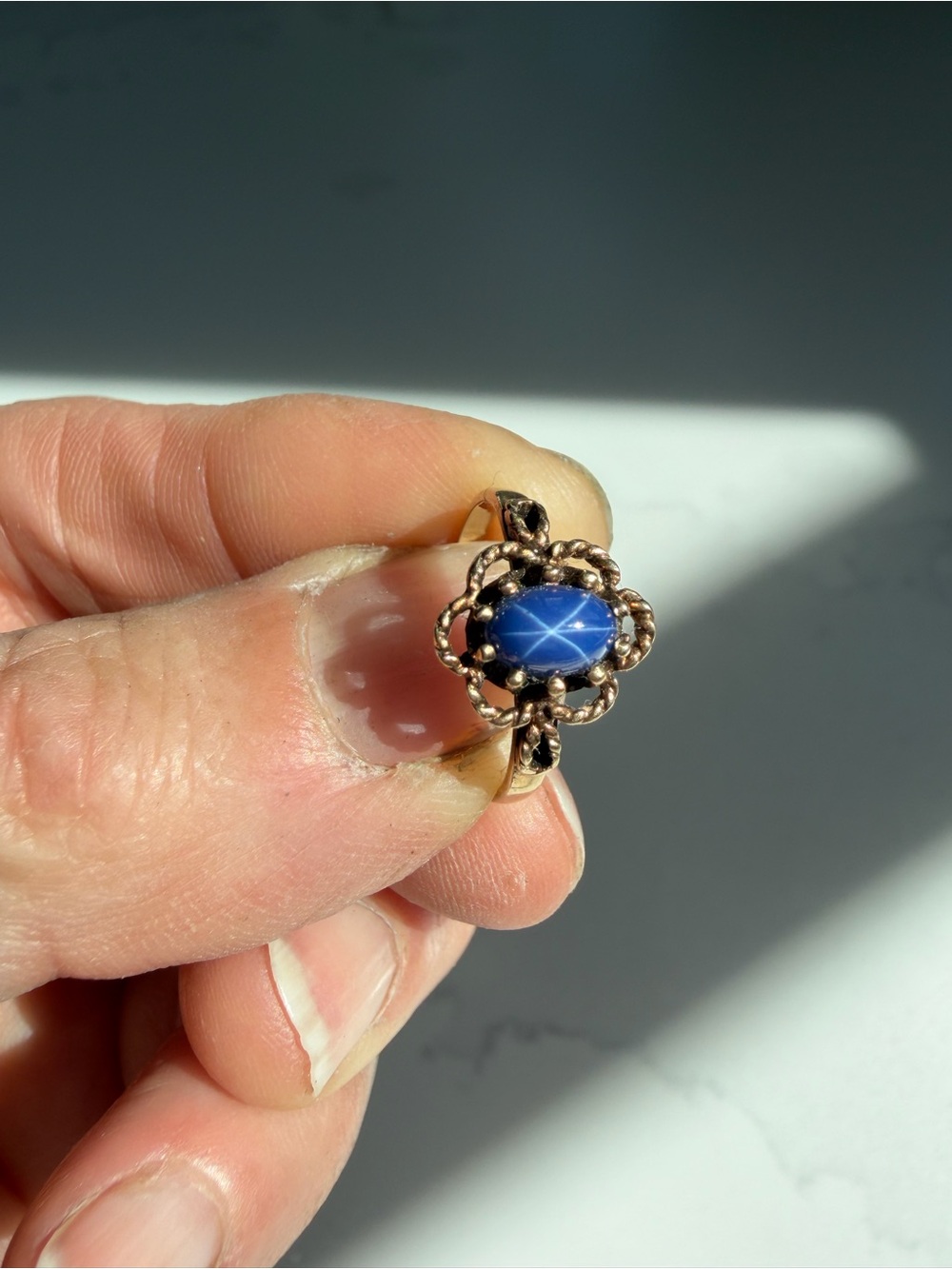Vintage Blue Star Sapphire Cabochon Gold Ring - Picture 5 of 5
